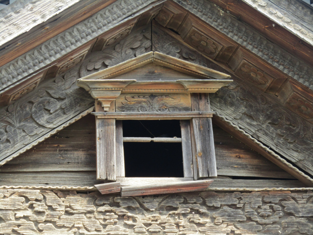Глухая домовая резьба в Быковке, фото В. Азаровой