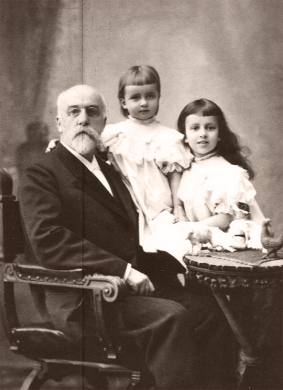 Вишняков Н.П. с внучками.png