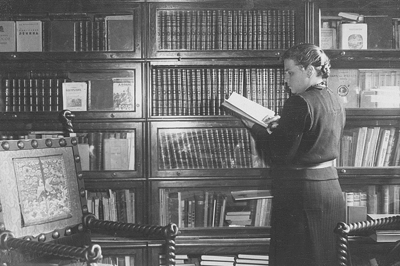 Вера Мухина среди книг. Москва, 1930-е/Российский государственный архив литературы и искусства