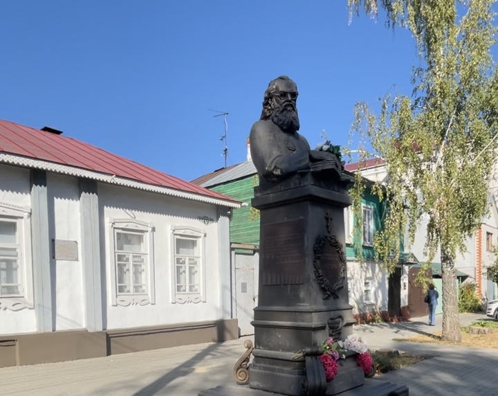 Фото Наталия Юрасова, памятник архиепископу Луке в Тамбове.jpg