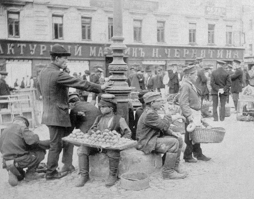 Разносчики на Трубной площади, начало 20 века