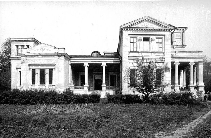 Главный дом усадьбы Никитинских в Костино.jpg