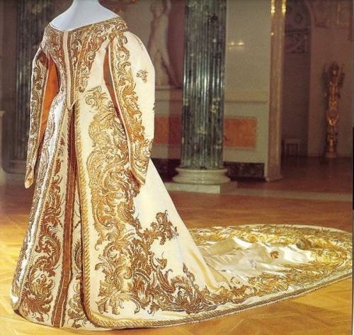 Придворное платье 1896 - 1900 гг, принадлежавшее императрице Александре Федоровне. А теперь представьте себе наряд Морозовой!
